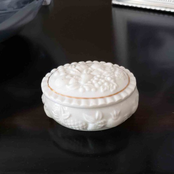 Small Lenox Porcelain Keepsake Box White Gold 1998 - Picture 1 of 3